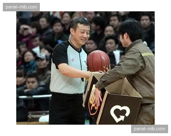 特写:一场针对青年队球员的防守战术课,教练强调“阅读比赛”能力 特写:一场针对青年队球员的防守战术课,教练强调“阅读比赛”能力