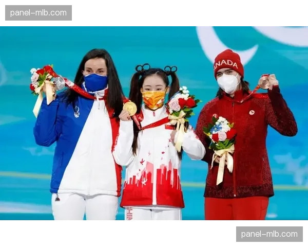 温馨花絮:夺冠后,运动员将花束抛向看台支持自己的家人 温馨花絮:夺冠后,运动员将花束抛向看台支持自己的家人